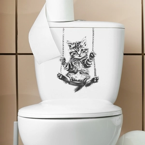 Détail d'un autocollant de chat sur une balançoire appliqué sur un réservoir de WC blanc