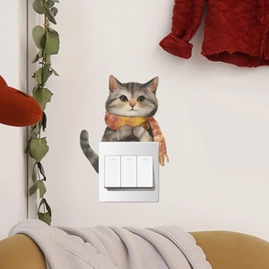 Simpatico adesivo murale gatto a strisce grigie per interruttore in ambiente accogliente