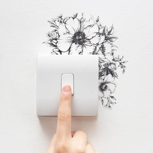 Sticker mural floral noir et blanc moderne entourant un panneau d'interrupteur d'éclairage