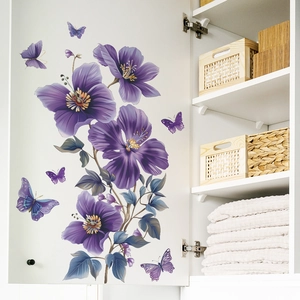 Détail de stickers muraux fleurs violettes sur armoire blanche avec papillons décoratifs