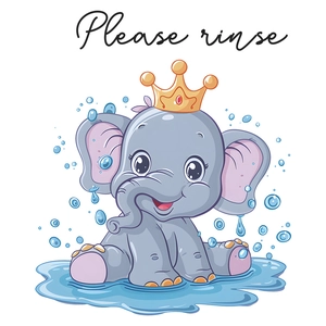 Dettaglio dell'adesivo murale con elefante, corona dorata e testo Please Rinse