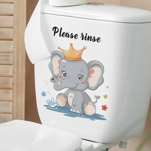 Dettaglio dell'adesivo per WC elefante cartone con testo Please Rinse su serbatoio bianco