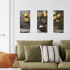Dreiteiliges Wandbild-Set mit goldenen Tulpen auf Marmor über einem Sofa