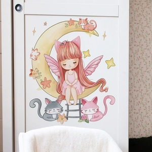 Detailansicht des Wandaufklebers Fee auf Mond an einem weißen Holzschrank im Kinderzimmer
