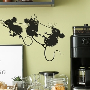 Détail de stickers muraux silhouette de souris avec fromage sur mur de cuisine vert