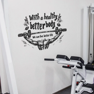 Detail der Gym-Wandtattoo mit Fitness-Zitaten und Gewichtheber-Silhouette