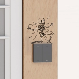 Dettaglio dell'adesivo per interruttore con teschio e linee di scossa elettrica su legno