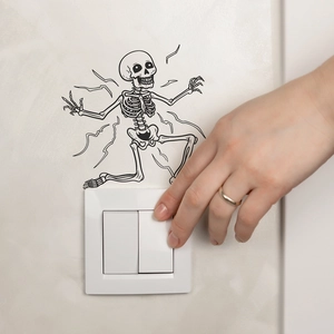 Adesivo murale creativo a forma di scheletro nero sopra l'interruttore della luce