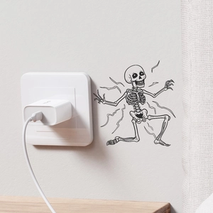 Adesivo da parete scheletro con effetto scossa elettrica vicino alla presa per Halloween