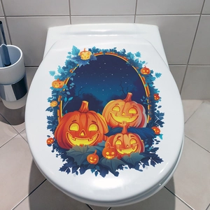 Détail des autocollants de citrouille d'Halloween sur un abattant de WC blanc