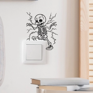 Dettaglio di un adesivo da parete con scheletro applicato attorno a un interruttore per Halloween