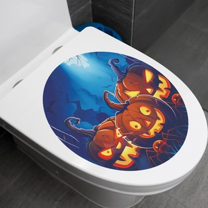 Détail de l'autocollant citrouille d'Halloween sur un abattant de WC blanc moderne