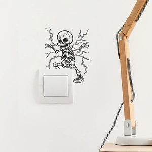 Adesivo murale di Halloween con teschio elettrico sopra un interruttore luce
