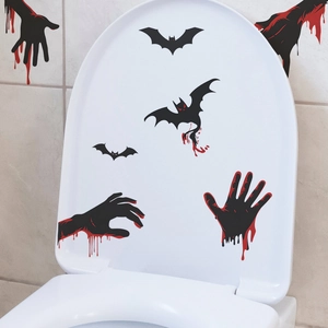 Adesivi di Halloween con impronte insanguinate e pipistrelli su water e piastrelle bianche
