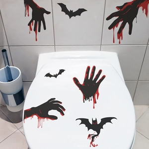 Dettaglio di adesivi di Halloween con impronta di mano insanguinata e pipistrelli