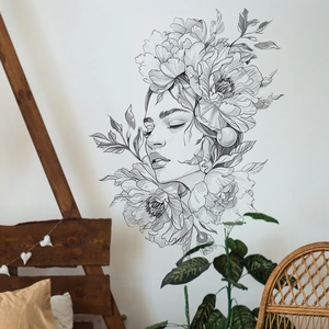 Detail eines Wandtattoos mit Frauengesicht und Blumen in gemütlicher Schlafzimmer-Deko