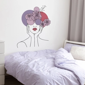 Dettaglio dell'adesivo murale con fiori viola e profilo femminile minimalista su parete bianca