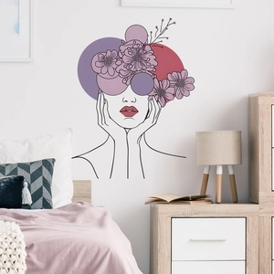 Adesivo murale artistico con viso femminile e fiori viola per decorare la camera