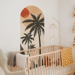 Adesivo murale arco bohémien con palme e tramonto in una calda cameretta per bambini