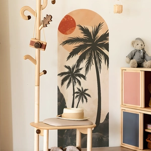 Dettaglio di un adesivo murale ad arco boho con palme tropicali e silhouette del tramonto
