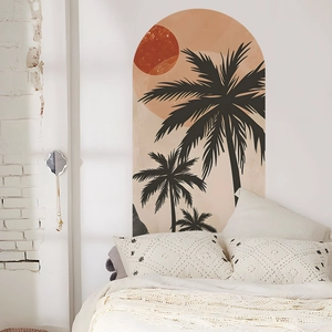 Dettaglio dell'adesivo murale ad arco boho con palme e tramonto in una camera da letto sobria