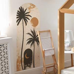 Dettaglio di un adesivo murale boho ad arco con palme e sole in toni della terra