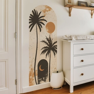 Dettaglio dell'adesivo murale boho con palme nere e sole color caramello su parete bianca