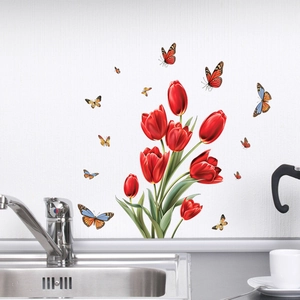 Detail von Wandaufklebern mit roten Tulpen und Schmetterlingen an der Küchenrückwand