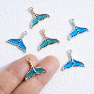 Colgante cola de ballena en esmalte azul con aleación oro y plata para joyería DIY