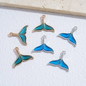 Colgantes de cola de ballena en esmalte azul degradado, acabados en oro y plata