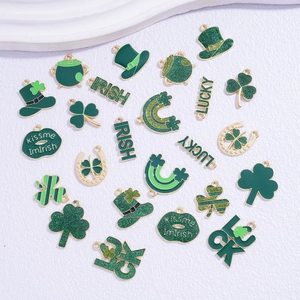 Glinsterende groene klaverhangers voor St. Patrick's Day DIY-sieraden van legering