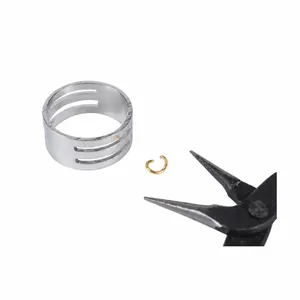 Λεπτομερής όψη εργαλείου για κρίκους με χρυσούς κρίκους και μαύρη πένσα με λεπτή μύτη