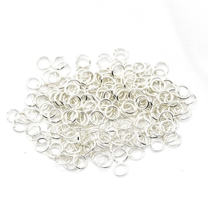 Macro dettagliata di anellini in argento per la creazione di gioielli e artigianato DIY