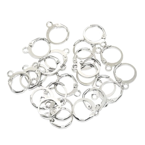 Détails rapprochés de crochets d'oreilles français en argent poli pour bijoux