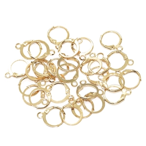 Détail de dormeuses dorées avec anneaux ouverts pour la création de bijoux DIY
