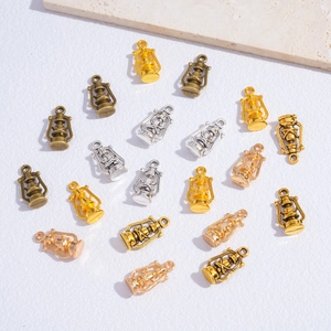 Colgantes de linterna vintage en varios acabados metálicos para joyería y accesorios DIY