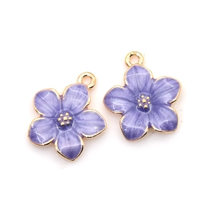 Lot de deux pendentifs fleurs de cerisier en émail violet avec bords en métal doré