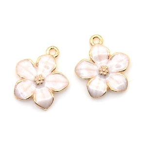 Détail de breloques cerisier rose nacré avec plaquage doré pour bijoux DIY créatifs