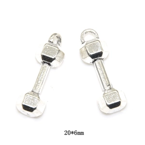 Makroaufnahme der silbernen Hantelanhänger 20x6mm für DIY Vintage-Schmuckzubehör