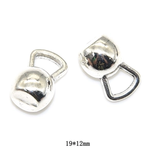 Makroaufnahme von silberfarbenen Kettlebell-Anhängern für Schmuck mit Maßen 19x12mm