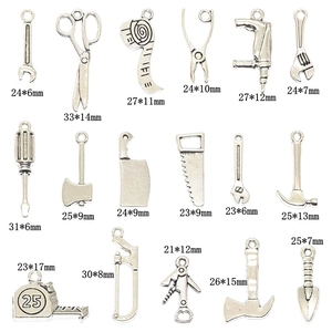 Lot de 17 breloques en alliage argenté antique en forme de mini outils de bricolage