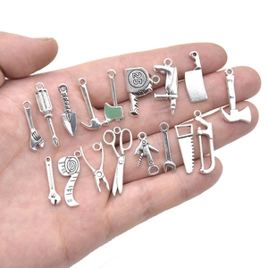 Pendentifs en alliage outil argent antique avec clé miniature marteau et scie