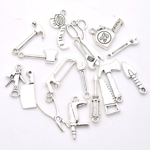 Collection de pendentifs outils vintage en alliage argenté avec marteau et clé à molette