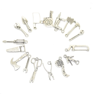Collection de breloques outils de bricolage avec clé marteau et scie en argent antique