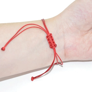 Verstellbares rotes handgewebtes Wachskordelarmband mit minimalistischem Schiebeknoten