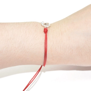 Detailansicht verstellbares rotes Wachskordelarmband mit silberner Unendlichkeitsschleife