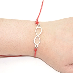 Detailansicht des roten koreanischen Wachskordel-Armbands mit silbernem Unendlichkeitssymbol