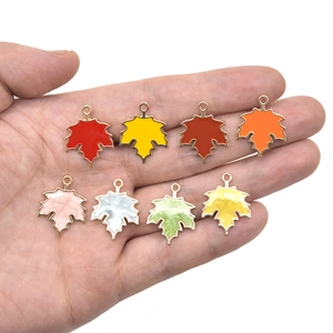 Set mit 8 bunten Ahornblatt-Anhängern aus Goldlegierung mit Emaille für DIY-Schmuck