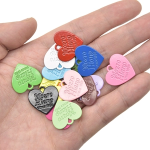 Pendentifs colorés en forme de cœur en alliage pour création bijoux sur main humaine