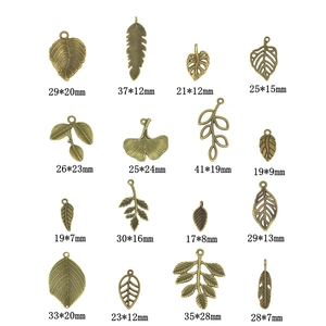 Detalle de 16 colgantes de hoja en bronce antiguo con sus dimensiones correspondientes